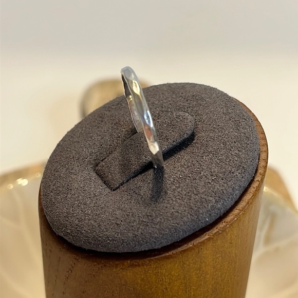 925 STERLING SILVER DAINTY HAMMERED BAND MIDI THUMB RING - Picture 6 of 8